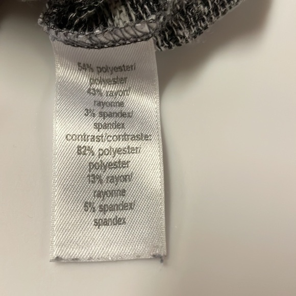 MAURICE’S gray and white sweater size M - Picture 6 of 6